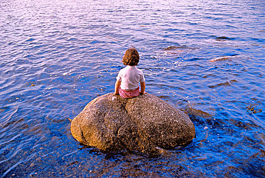 背面视角,孩子,坐,石头,水中