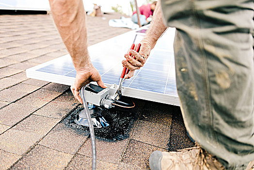 工人,安装,太阳能电池板,房顶,房子,腰部,特写