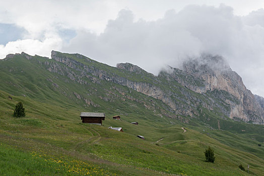 意大利多洛米蒂著名景点刀锋山山顶草原风光和悬崖的壮丽景色以及山间的小木屋