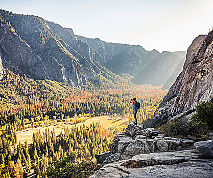 男人,岩石,边缘,向外看,双筒望远镜,优胜美地国家公园,加利福尼亚,美国