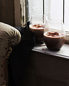 两个,玻璃杯,热巧克力,窗台