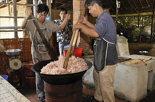 两个男人,大,木勺,搅拌,碗,准备,蓬松,米饭,甜食,糖果,工厂,永隆,湄公河三角洲,越南,东南亚
