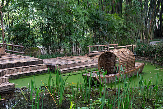 竹林水塘中的小木船