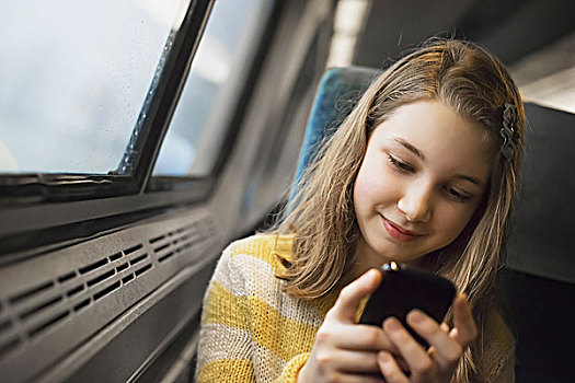 女孩,金色长发,坐,窗,列车,手机,发短信,信息
