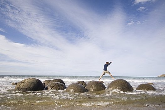 男人,跳跃,漂石,海滩,奥塔哥,新西兰