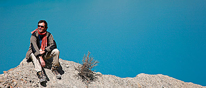 长途旅行者,坐,山顶,蓝湖,背景
