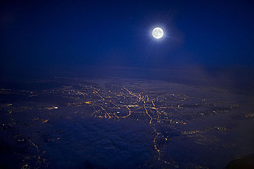 德国,巴伐利亚,慕尼黑,飞机,注视,窗户,城市全貌,夜晚,满月,城市,光亮,下降,天空,月亮,暗色,蓝色,钟点,飞行,航空,空中交通,交通