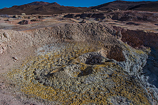 玻利维亚乌尤尼盐湖山区地热泉