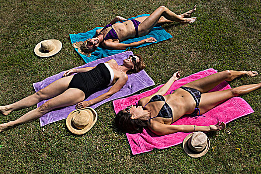 三个,成熟女性,泳衣,日光浴,草地