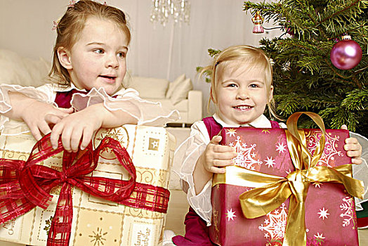 圣诞节,女孩,两个,圣诞礼物,拿着,愉悦,序列,人,孩子,幼儿,姐妹,朋友,友谊,圣诞树,赠礼,礼物,小包装,喜悦,高兴,紧张,期待,传统