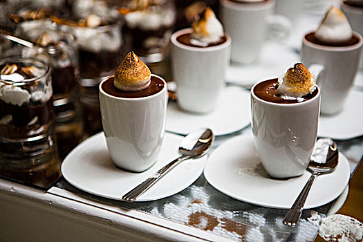 大杯,巧克力慕斯,蛋白甜饼,甜点,桌子