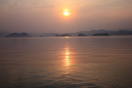 千岛湖夕阳晚霞湖泊太阳湖面波光粼粼倒影