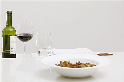 特写,葡萄酒瓶,红酒杯,器具,餐桌