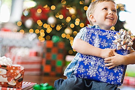 男孩,圣诞树,搂抱,大,包装,礼物