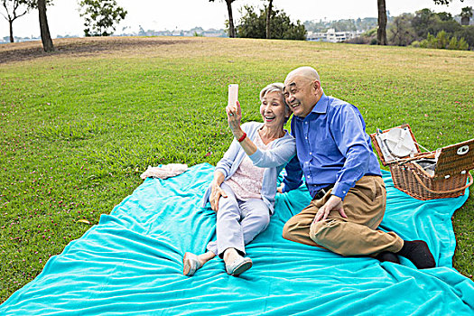 老年,夫妻,野餐,公园,自拍,智能手机