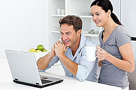 幸福伴侣,看,笔记本电脑,喝咖啡,厨房