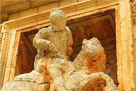 佩特罗,骑马雕像