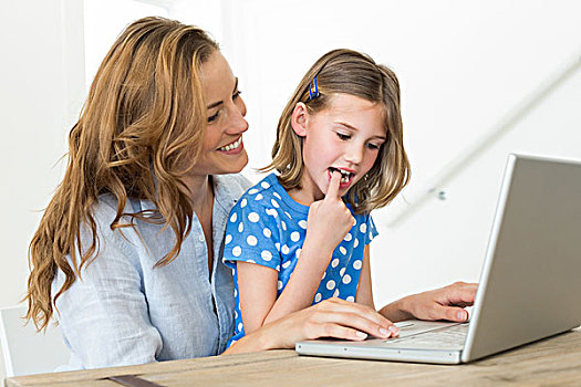 母亲,教育,女儿,使用,笔记本电脑