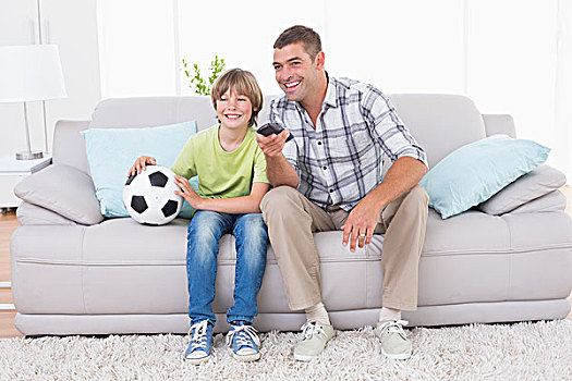 父子,看,足球比赛,沙发