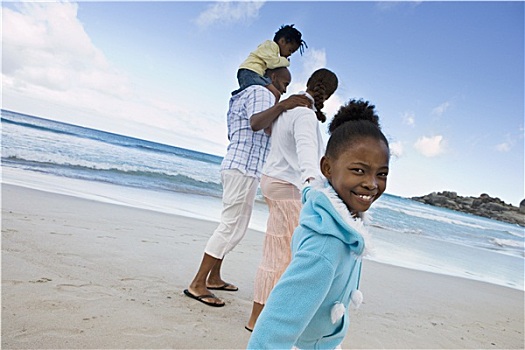 两代同堂,走,沙滩,女孩,7-9岁,微笑,侧面视角,头像,倾斜