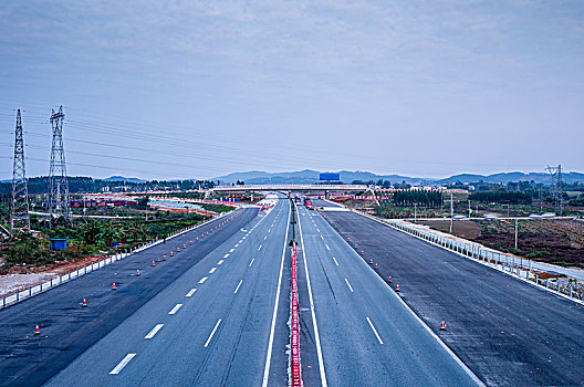 宽阔的高速公路