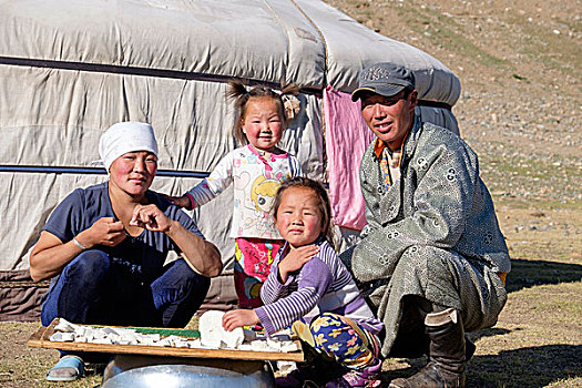 亚洲,蒙古,山,孩子,蒙古人,母亲,准备,干燥,奶酪,冬天,靠近,蒙古包,使用,只有