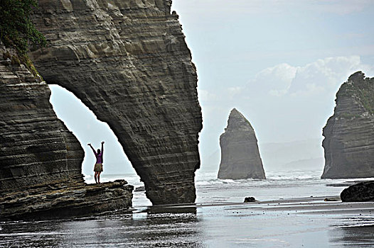 美女,展开双臂,海滩,岩石构造,北岛,新西兰