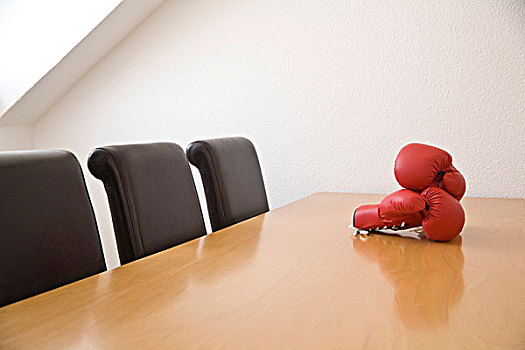 桌子,椅子,拳击手套