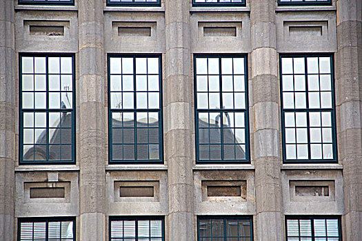 荷兰首都阿姆斯特丹建筑外部的玻璃窗