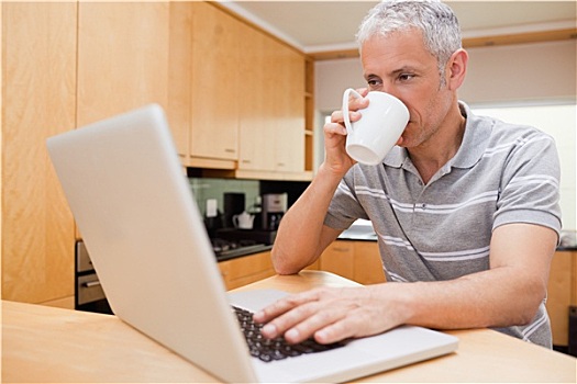 高兴,男人,笔记本电脑,喝咖啡