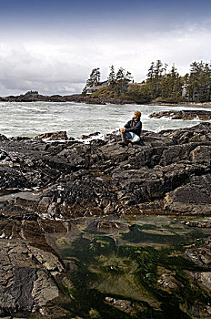 温哥华岛,不列颠哥伦比亚省,加拿大,男人,坐,海滩