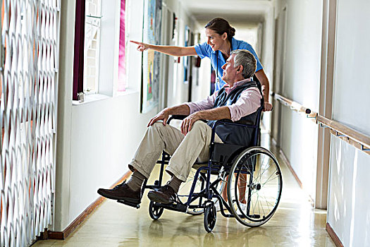 女医生,老人,轮椅,走廊,医院
