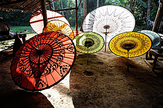 缅甸,几个,伞,展示,地上,灯光,光线