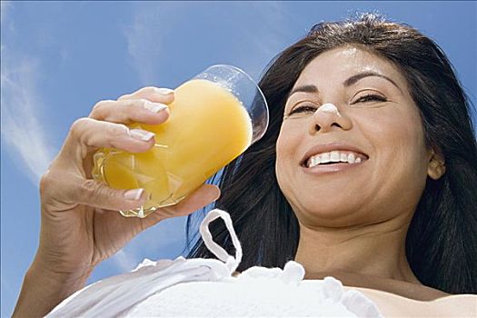 肖像,中年,女人,拿着,玻璃,橙汁,微笑