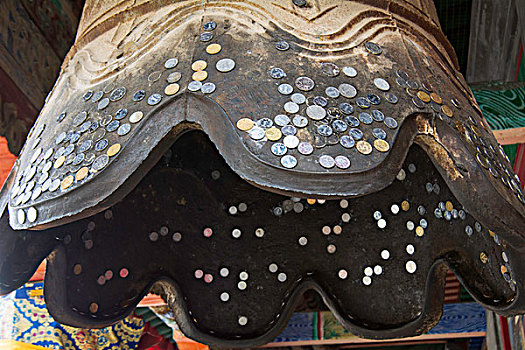 青海塔尔寺贴满硬币的钟