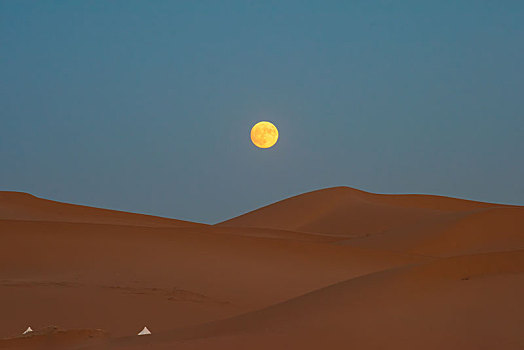腾格里沙漠月亮升起