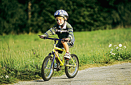小男孩,骑自行车