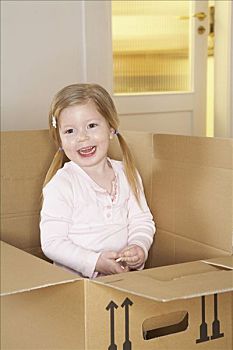 女孩,3-5岁,站立,纸箱,微笑,肖像