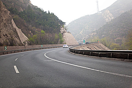 山脚下的高速公路