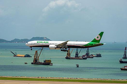一架台湾的长荣航空的客机正降落在香港国际机场