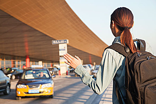 年轻,旅行者,打车,机场