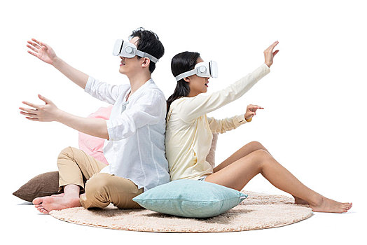 年輕情侶在家看VR電影