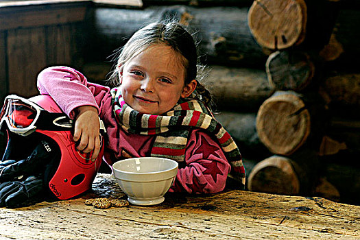小女孩,木桌子,白色,杯子,蛋糕,桌上,玫瑰,头盔,滑雪帽