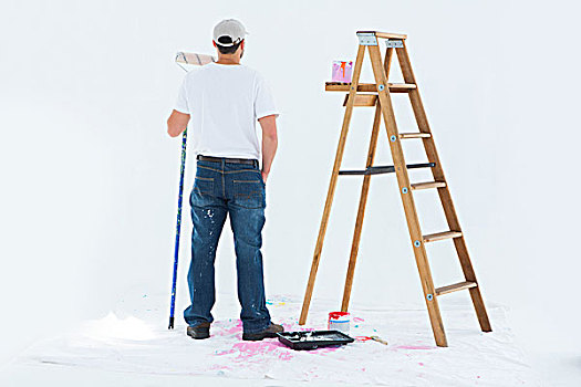男人,油漆滚,站立,梯子