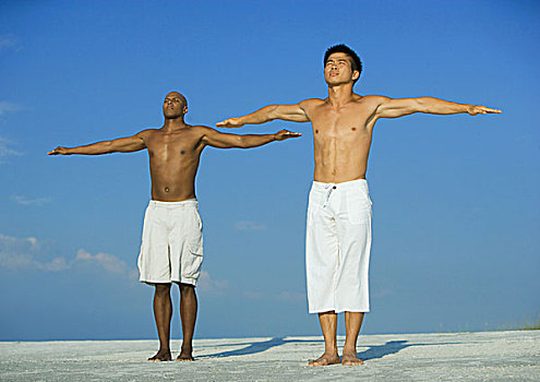 两个男人,放松,练习,海滩