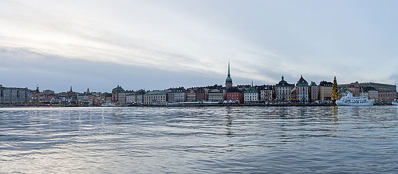 斯德哥尔摩老城港口圣诞节期间的黄昏风景