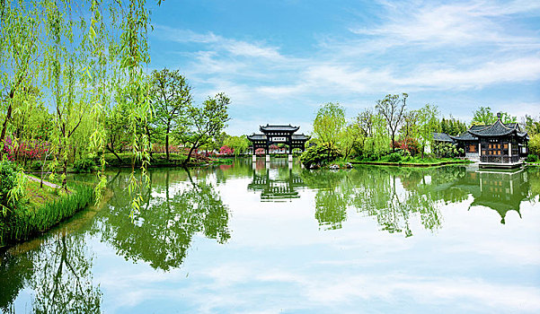 杨州瘦西湖湖上园林中的亭台楼阁