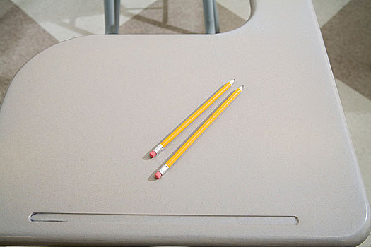 两个,铅笔,书桌
