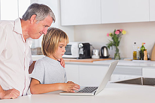 孩子,爷爷,看,笔记本电脑,厨房