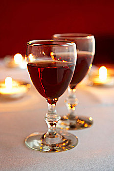 两个,玻璃杯,红酒,蜡烛,照亮,桌子